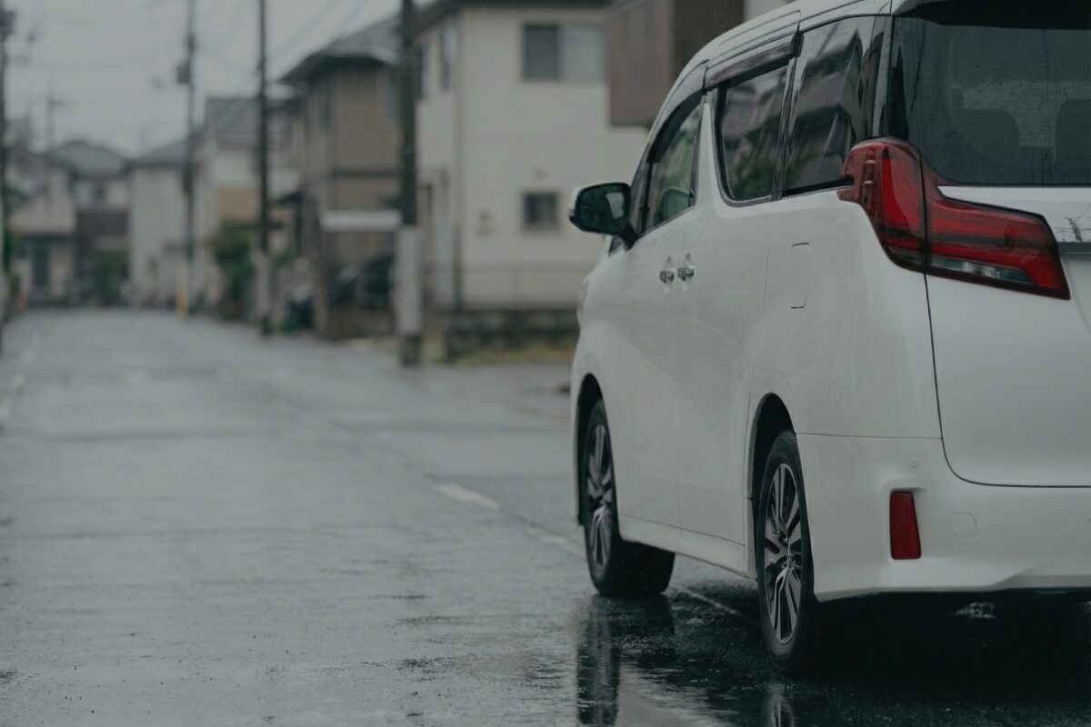日常の業務で使用されるミニバン車両。交通サービス事業の実体を表現したイメージ